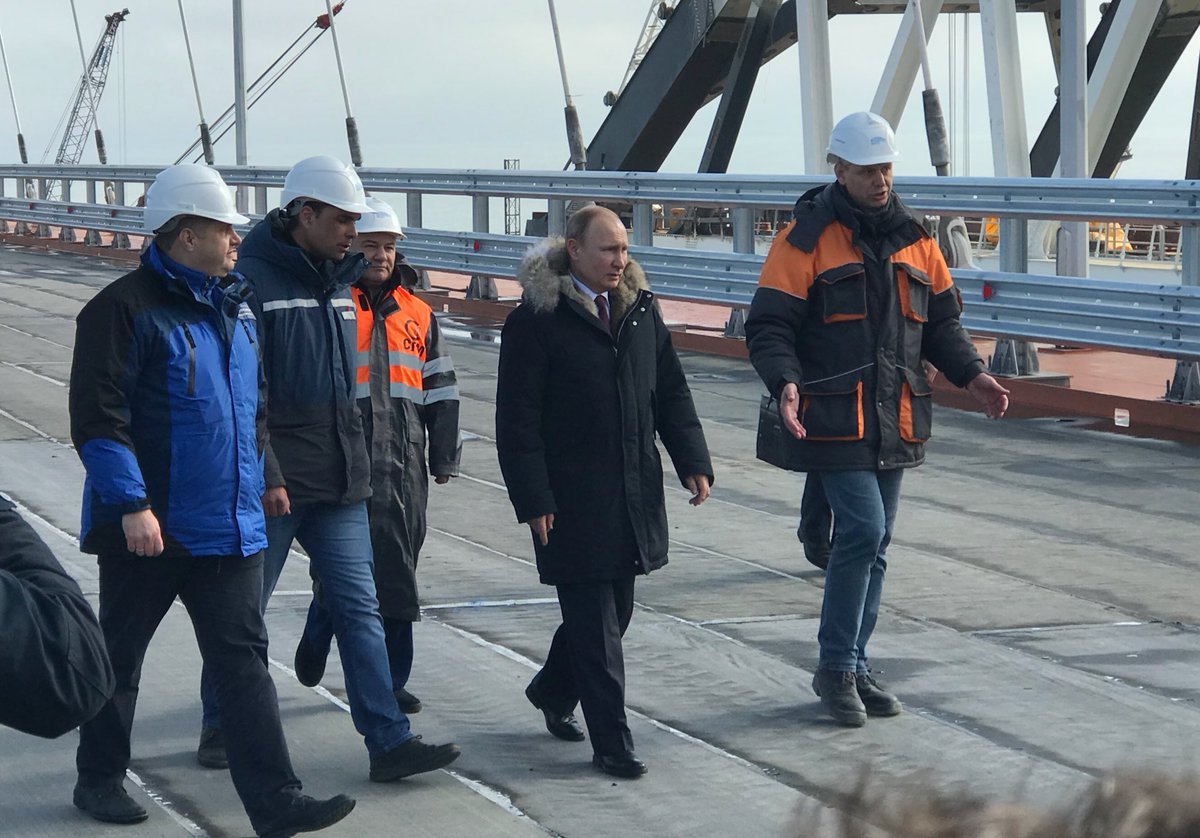 Путин на крымском мосту фото