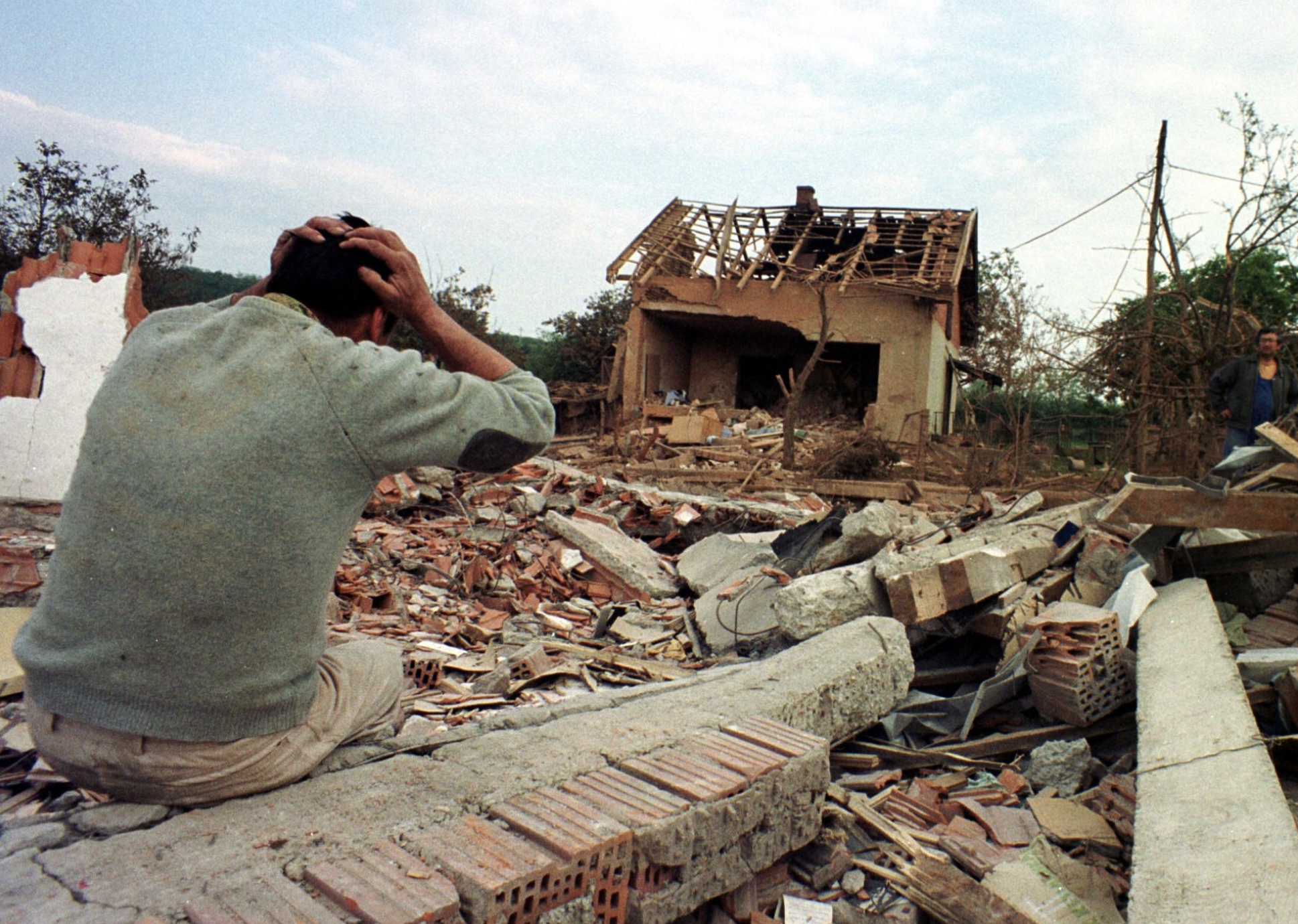 Почему бомбили югославию в 1999 причины. Бомбёжка Югославии 1999. Югославия митинги 1999.