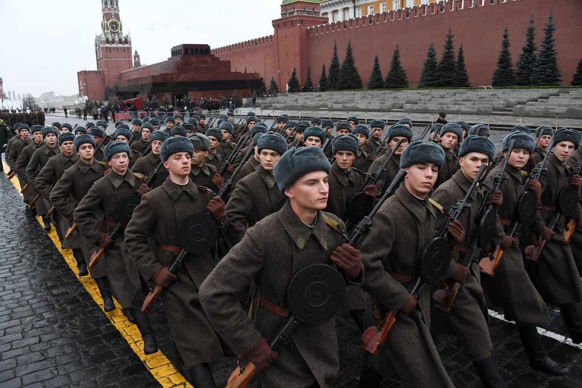 Где прошел парад в 1941 году. Парад 7 ноября 1941. Военный парад 7 ноября 1941 года в Москве на красной площади. Парад на красной площади 7 ноября. Парад на красной площади 7 ноября 1941 г..