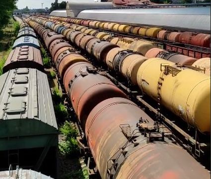 В Украину движутся составы с топливом, а из Украины обратно идут вагоны с зерном